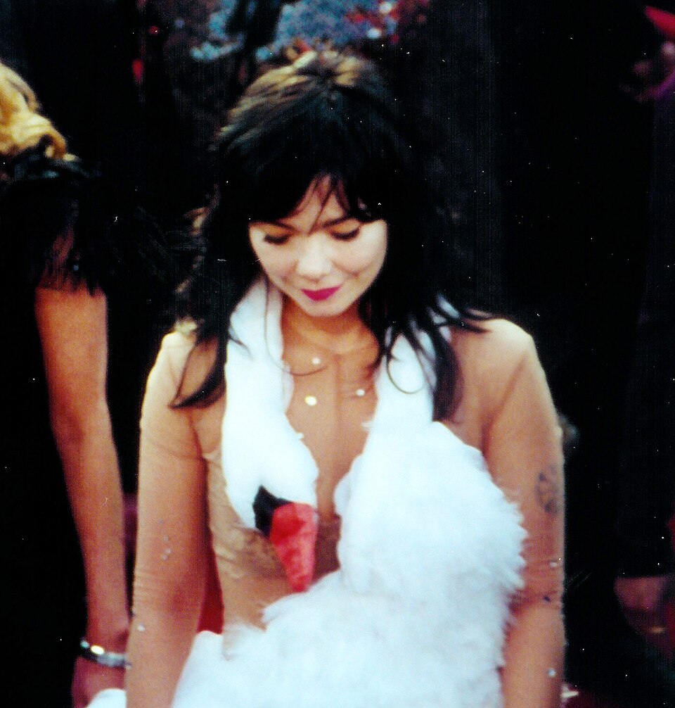 Bjork wearing the Marjan Pejoski swan dress at the 73rd Academy Awards, March 25, 2001